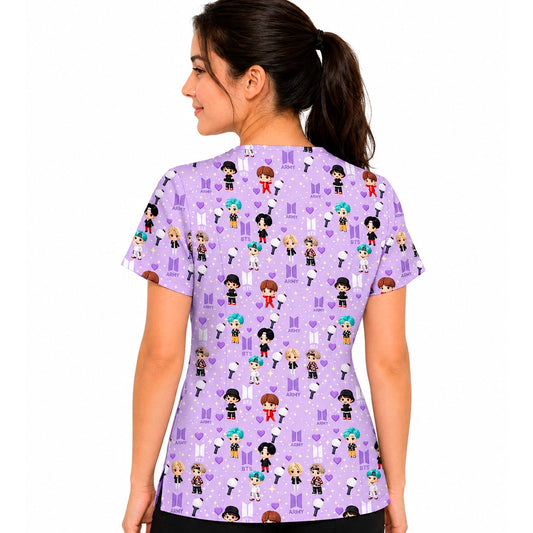 Top clínico de mujer con diseño BTS Tinytan, vista 2