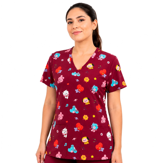 Top clínico mujer BT21 kawaii burdeo puesto por modelo, vista frontal