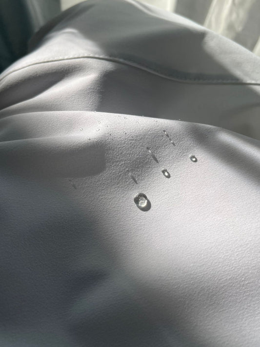 ¿Por qué elegir tela antifluido para tu uniforme clínico?