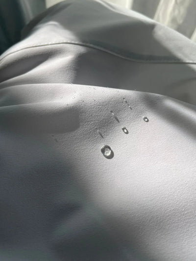 ¿Por qué elegir tela antifluido para tu uniforme clínico?