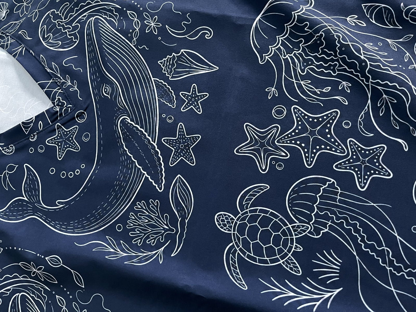 Ballenas del Mar Azul Marino Top Clínico Mujer (A pedido)