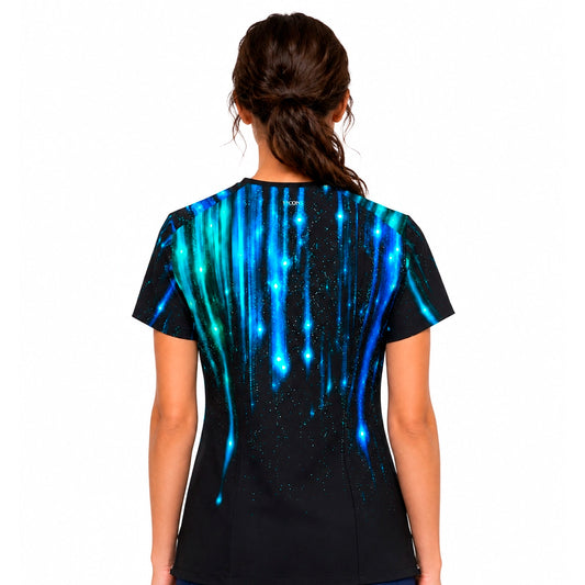 Top clínico de mujer con diseño Ataque de los Titanes Negro, vista 2