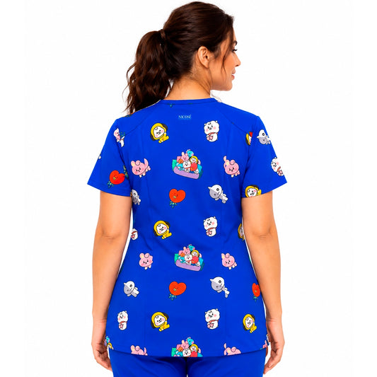 Top clínico de mujer con diseño BT21 Friends Azul Rey, vista 2