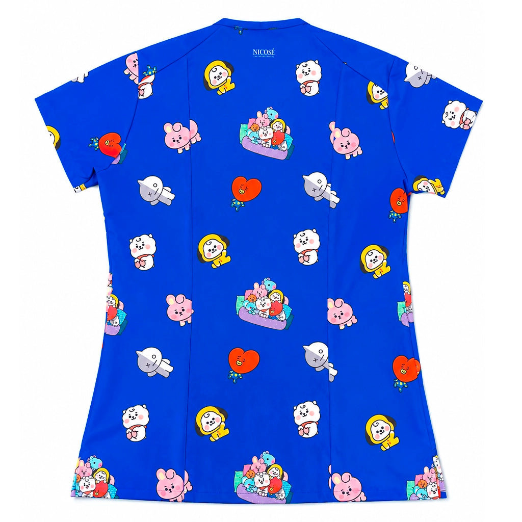 Top clínico de mujer con diseño BT21 Friends Azul Rey, vista 4