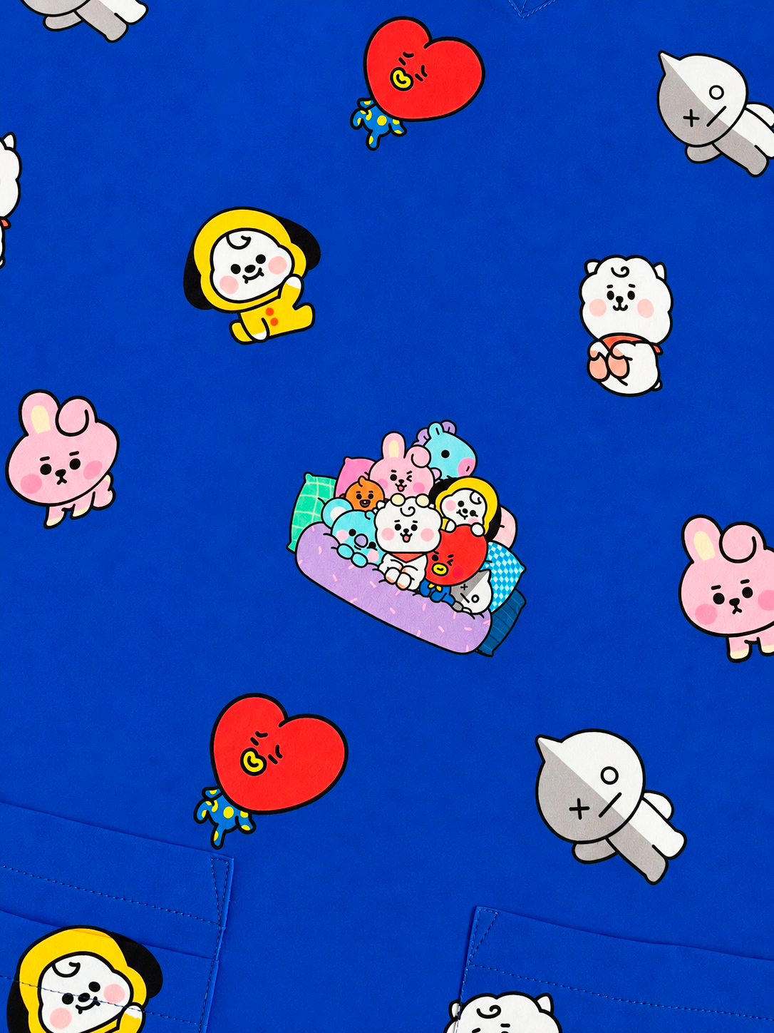 Top clínico de mujer con diseño BT21 Friends Azul Rey, vista 5