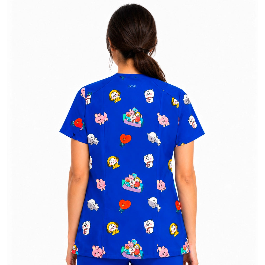 Top clínico de mujer con diseño BTS Azul Rey, vista 5