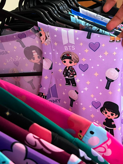 Top clínico de mujer con diseño BTS Tinytan, vista 4