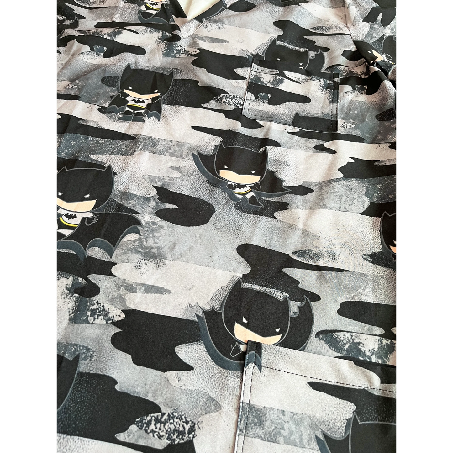Top Clínico Hombre Batman Camo (A pedido)