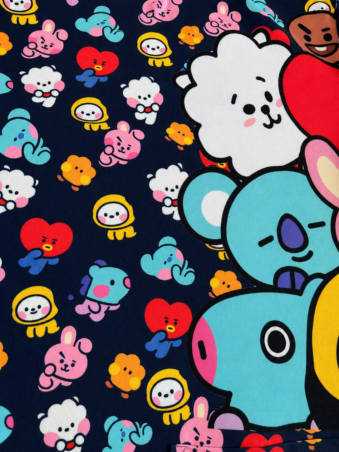 Top Clínico BT21 Mini Friends - detalle del estampado all-over