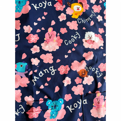 Top clínico mujer antifluido estampado BT21 flores de cerezo azul marino