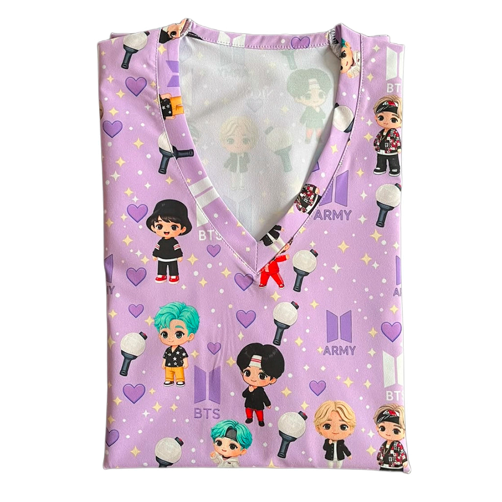 Top clínico de mujer con diseño BTS Tinytan, vista 3