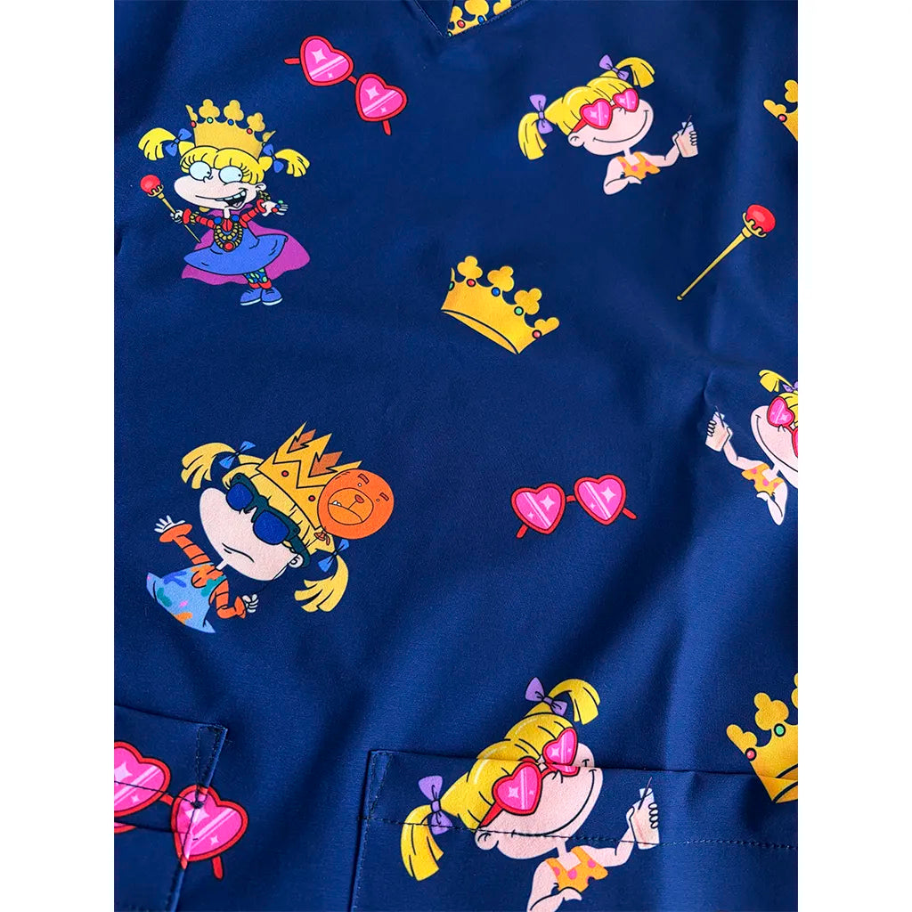 Detalle de la tela antifluido del top clínico Angélica Rugrats Azul Marino