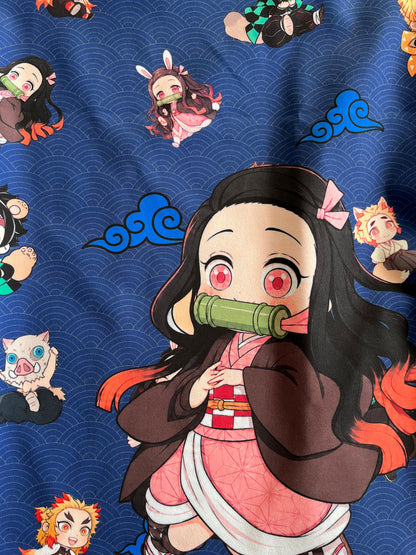 Top clínico de mujer con diseño Demon Slayer Azul Marino, vista 7