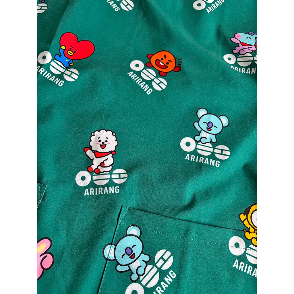 Detalle de la tela antifluido del top clínico BT21 Arirang Verde