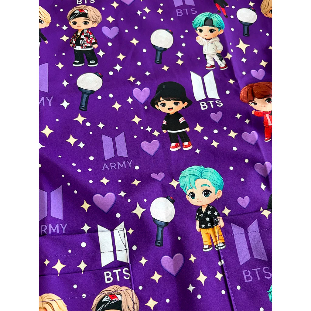 Detalle de la tela antifluido del top clínico BTS Tinytan Morado