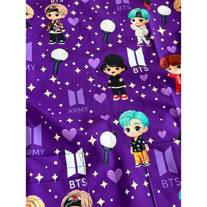 Detalle de la tela antifluido del top clínico BTS Tinytan Morado