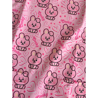 Detalle de la tela antifluido del top clínico Cooky Corazones Rosado