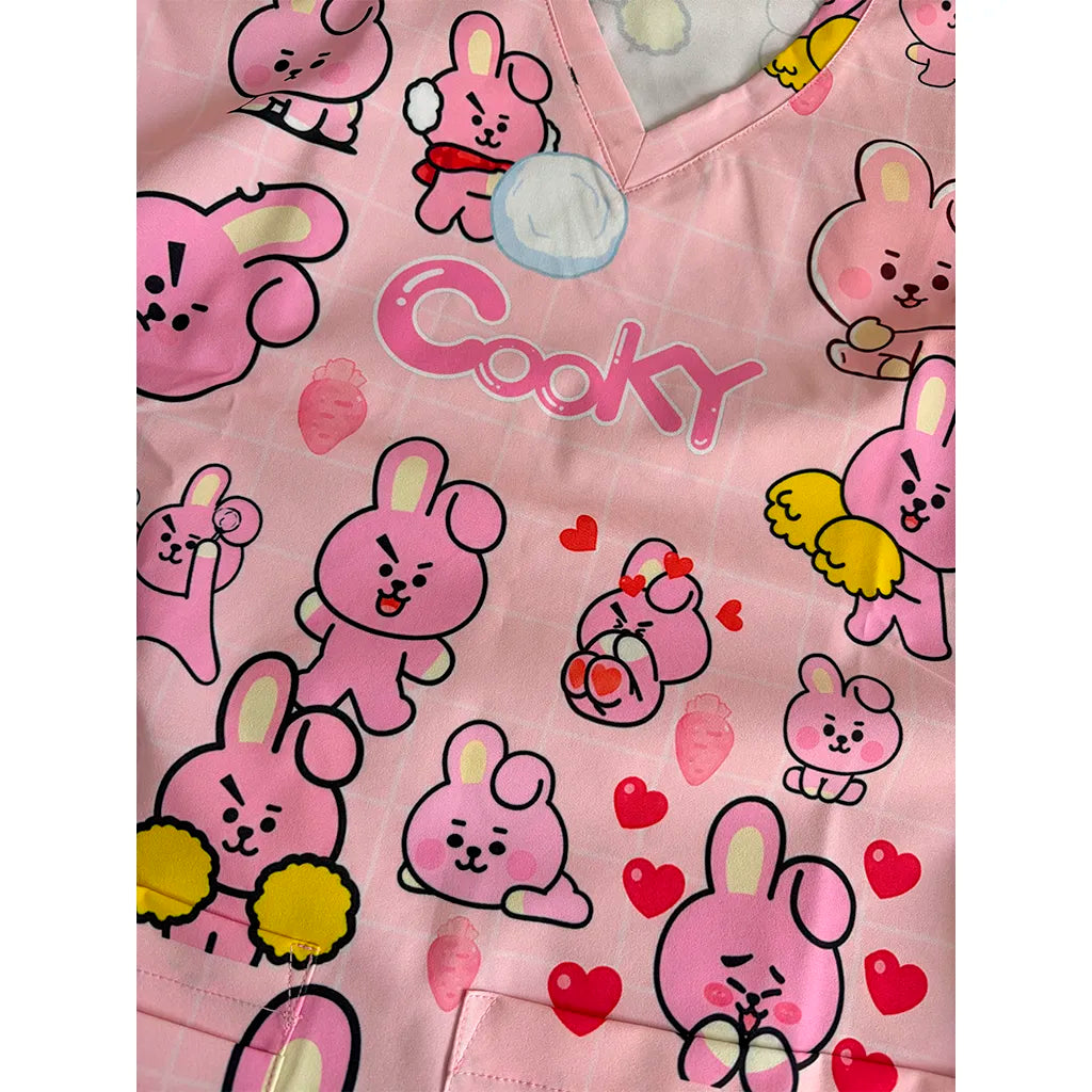 Detalle de la tela antifluido del top clínico Cooky Kawaii Rosado
