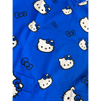 Detalle de la tela antifluido del top clínico Hello Kitty Azul Rey