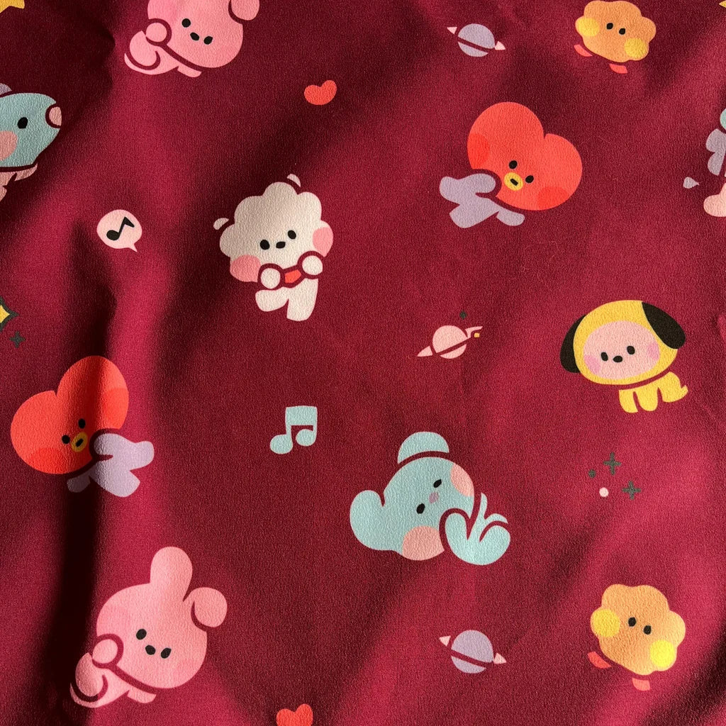 Detalle de la tela antifluido del top clínico BT21 kawaii burdeo
