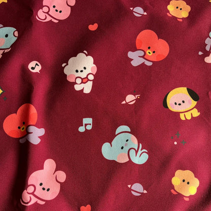 Detalle de la tela antifluido del top clínico BT21 kawaii burdeo