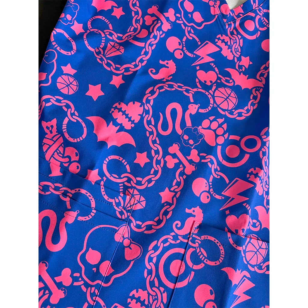 Detalle de la tela antifluido del top clínico Monster High Fucsia