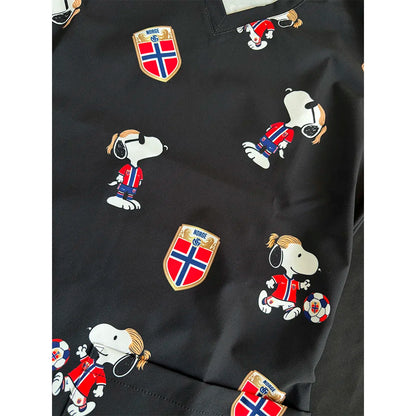 Detalle de la tela antifluido del top clínico Snoopy Haaland Negro