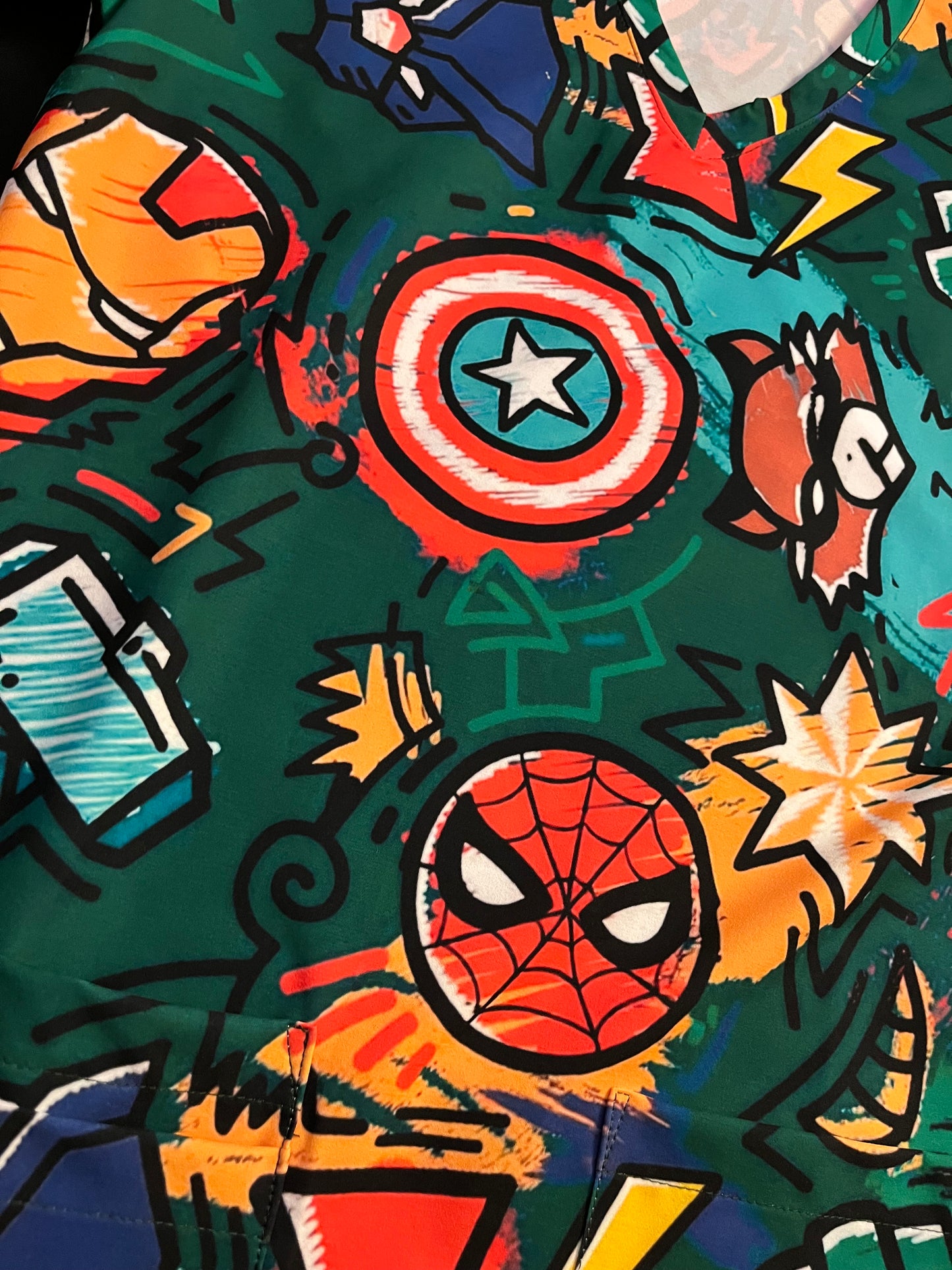 Top Clínico Marvel Educadora de Párvulos Verde Mujer (A pedido)