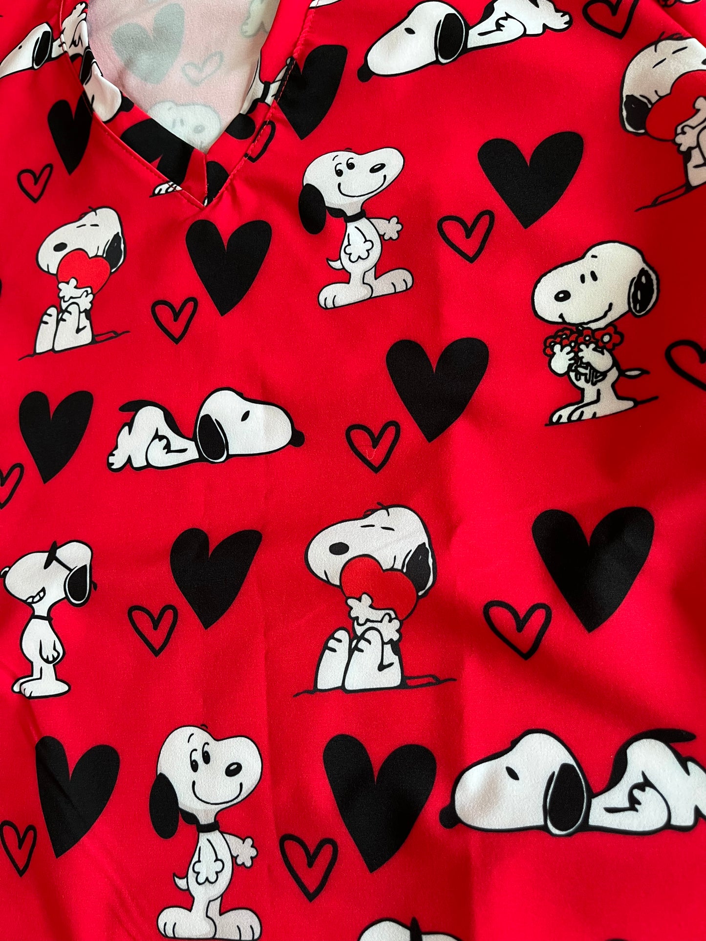 Snoopy Rojo Corazones Top Clínico Mujer (A pedido)