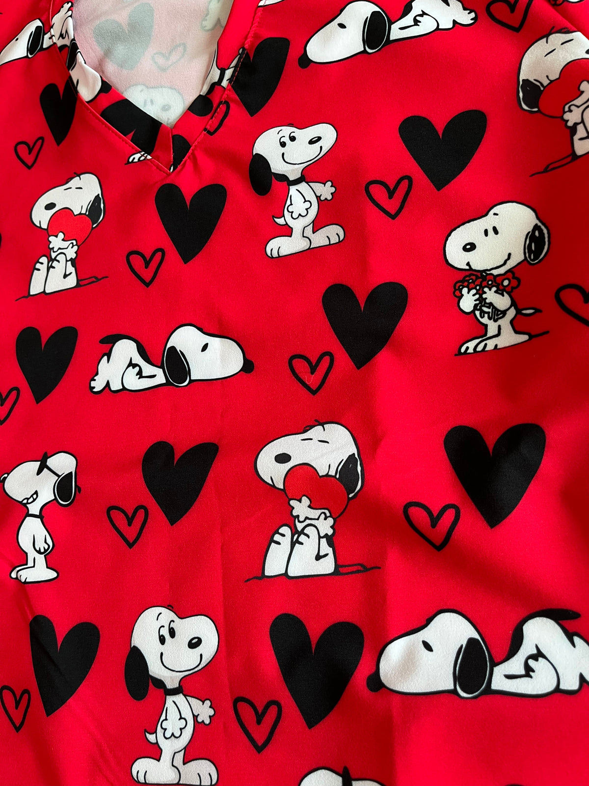 Top clínico de mujer con diseño Snoopy Rojo Corazones - Talla M, vista 3