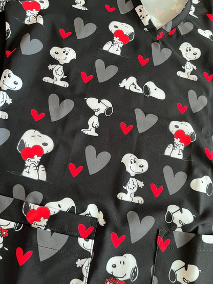 Snoopy Negro Corazones Top Clínico Mujer (A pedido)