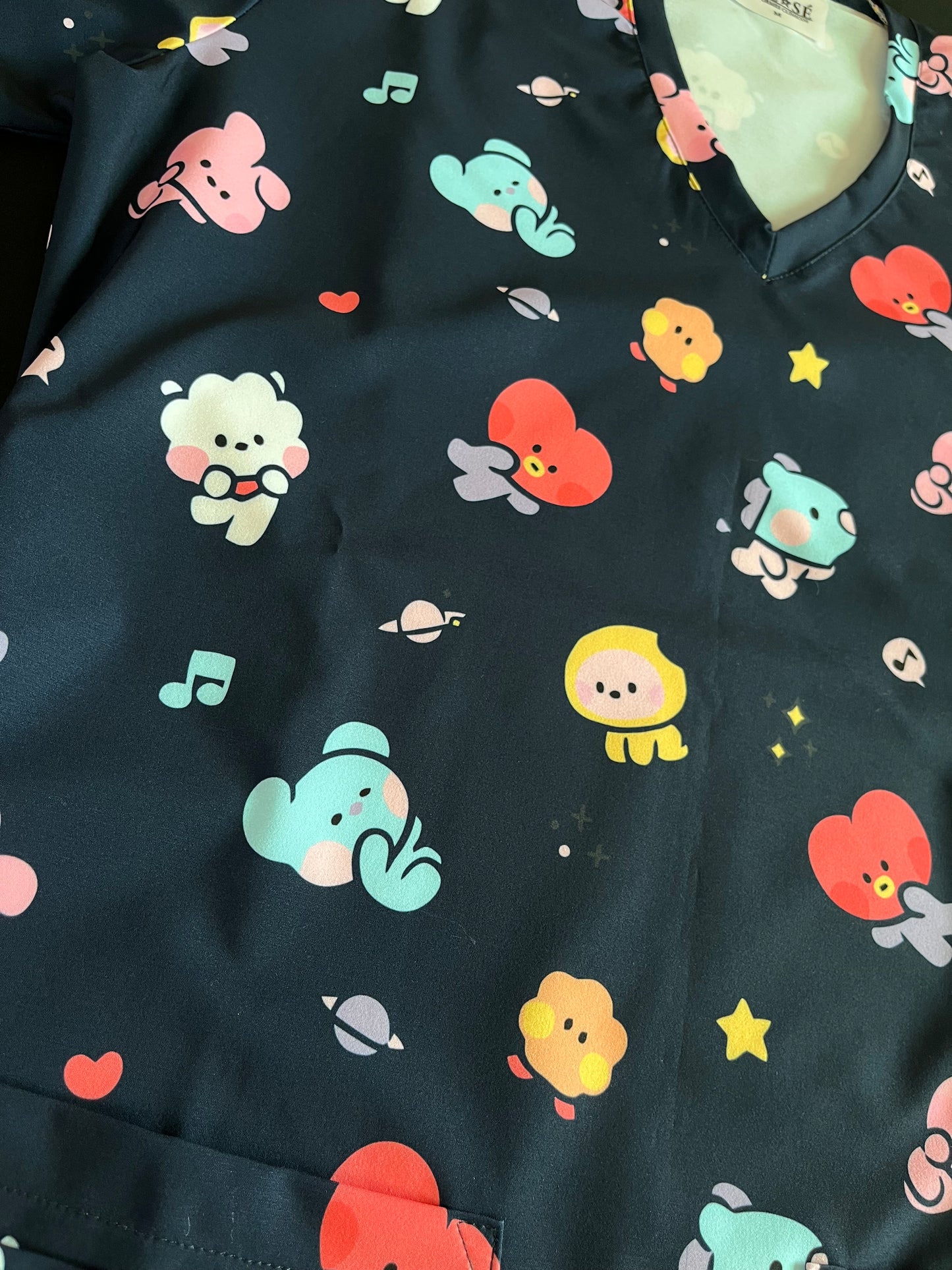 BT21 Azul marino Top Clínico Mujer (A pedido)