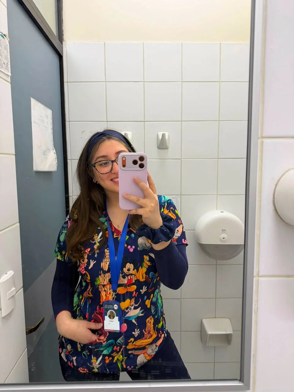 Profesional de salud con top clínico azul estampado de personajes Disney Nicosé Chile