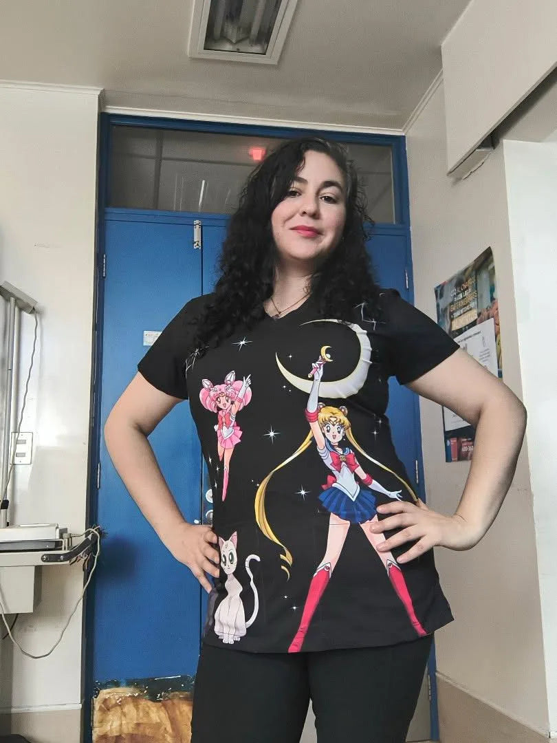 Profesional de salud con top clínico negro estampado de Sailor Moon Nicosé Chile