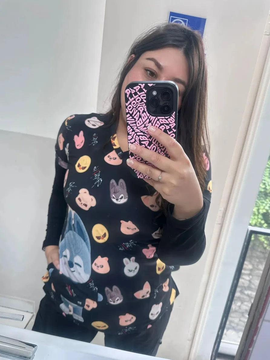 Clienta con top clínico negro estampado SKZOO de Stray Kids Nicosé
