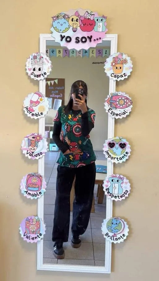 Profesional con top clínico estampado de superhéroes Marvel Nicosé Chile