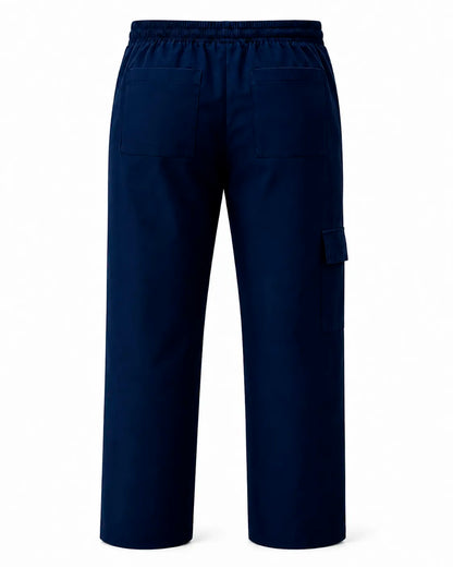 Vista trasera del pantalón clínico antifluido de mujer color azul marino, con los dos bolsillos parche traseros y la cintura elasticada