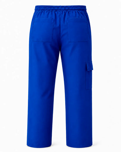 Vista trasera del pantalón clínico antifluido de mujer color azul rey, con los dos bolsillos parche traseros y la cintura elasticada