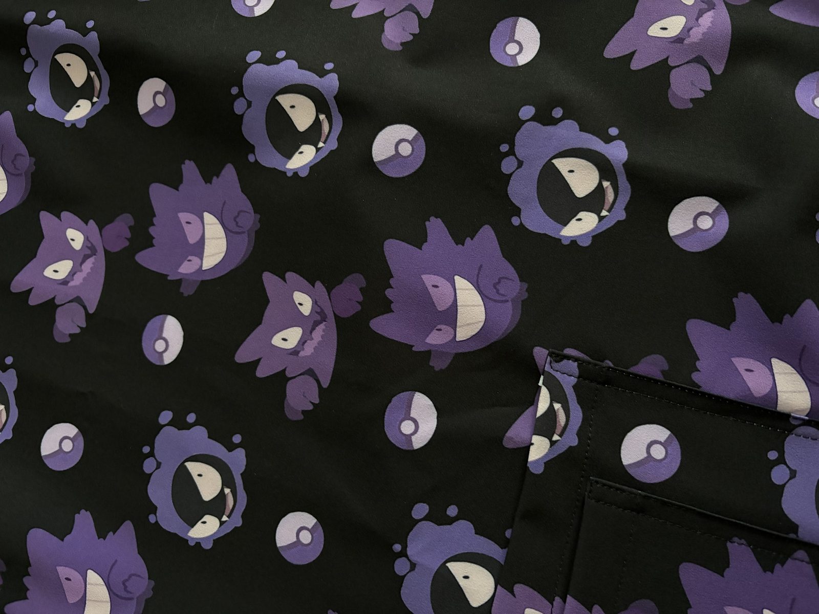 Top clínico de hombre con diseño Gengar - Talla M, vista 3