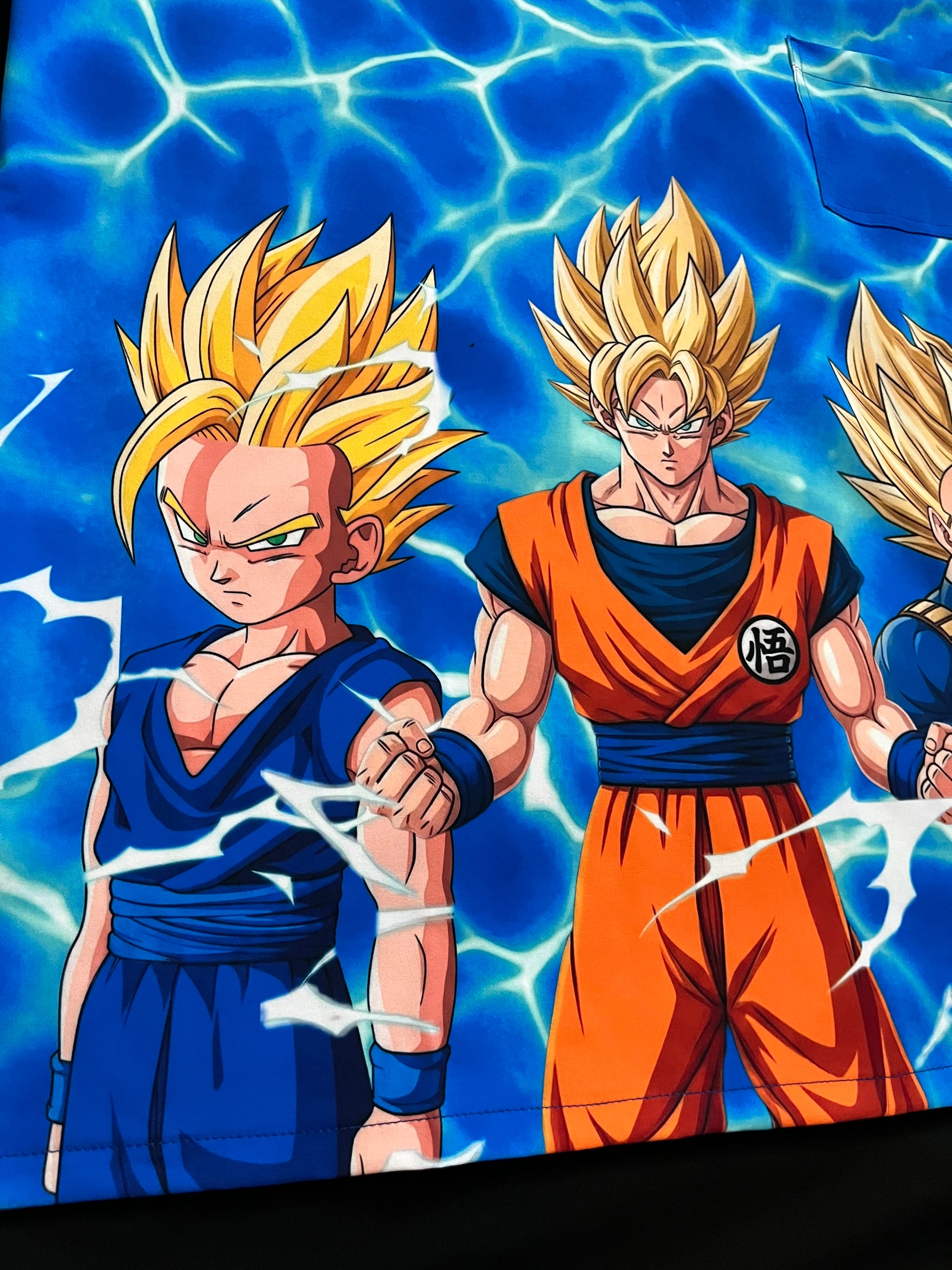 Detalle tela sublimada Goku Vegeta Super Saiyan - top clínico hombre Nicosé
