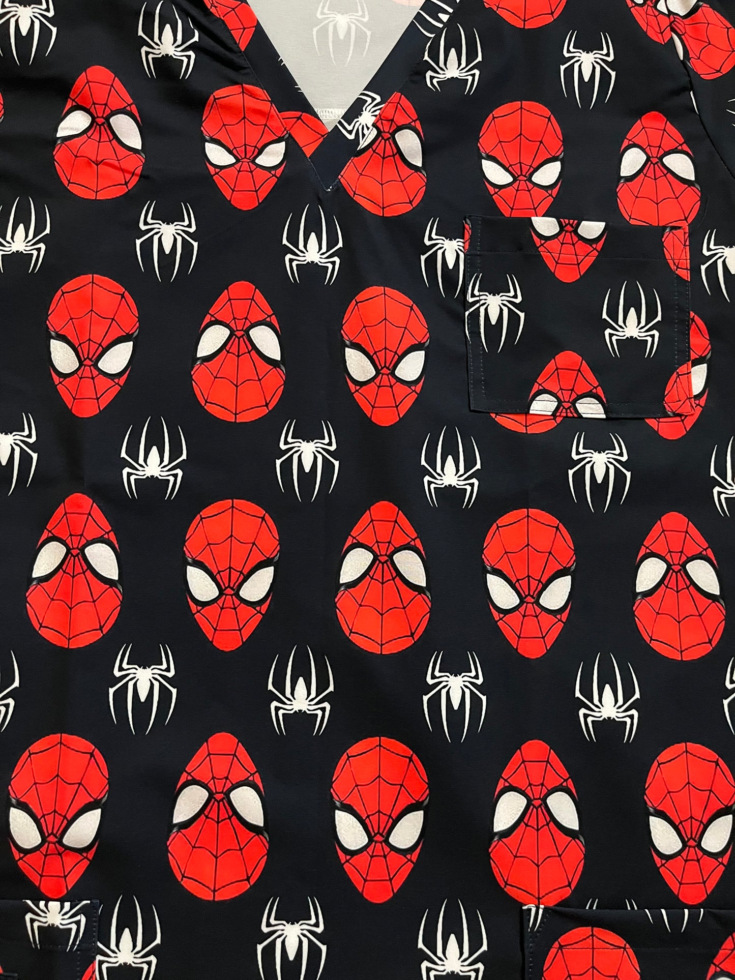 Detalle tela sublimada Spiderman negro rojo - top clínico hombre Nicosé