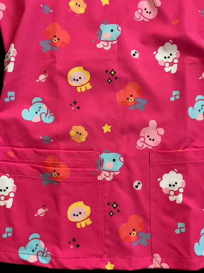 Detalle tela sublimada BT21 fucsia - top clínico mujer Nicosé