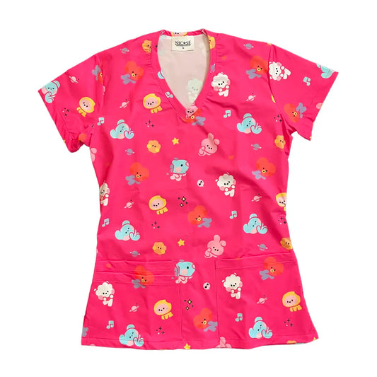 Top clínico mujer BT21 fucsia frente - Nicosé uniformes clínicos Chile