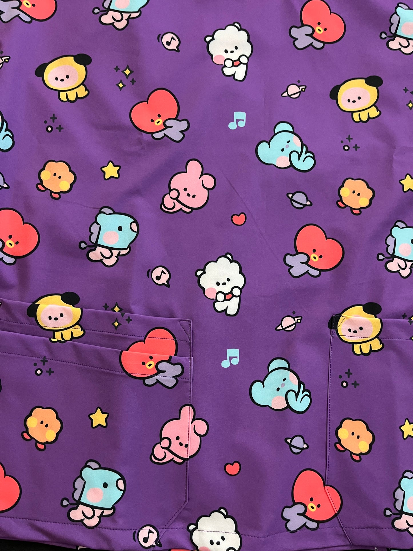 Detalle tela sublimada BT21 morado - top clínico mujer Nicosé
