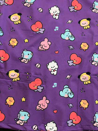 Detalle tela sublimada BT21 morado - top clínico mujer Nicosé