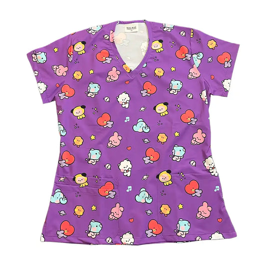 Top clínico mujer BT21 morado frente - Nicosé uniformes clínicos Chile
