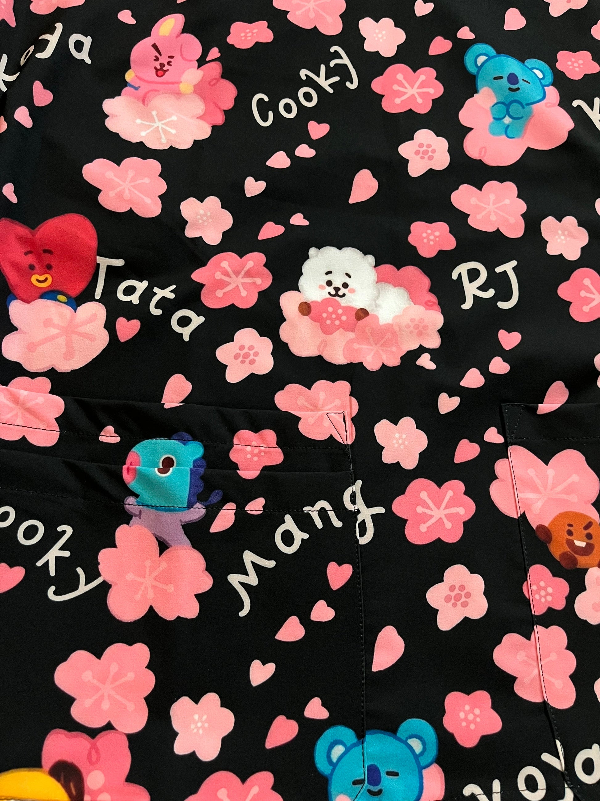 Top clínico de mujer con diseño BT21 Negro Flores - Talla L, vista 5