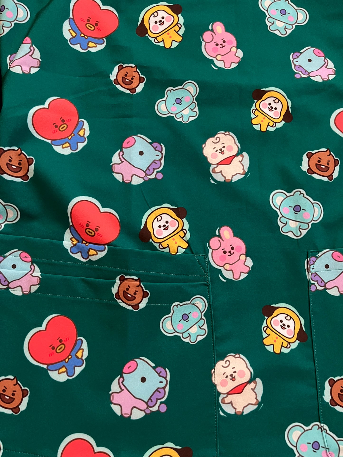 Detalle tela sublimada BT21 verde - top clínico mujer Nicosé