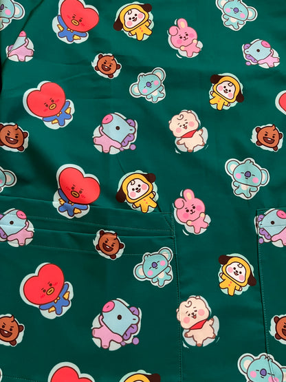 Detalle tela sublimada BT21 verde - top clínico mujer Nicosé