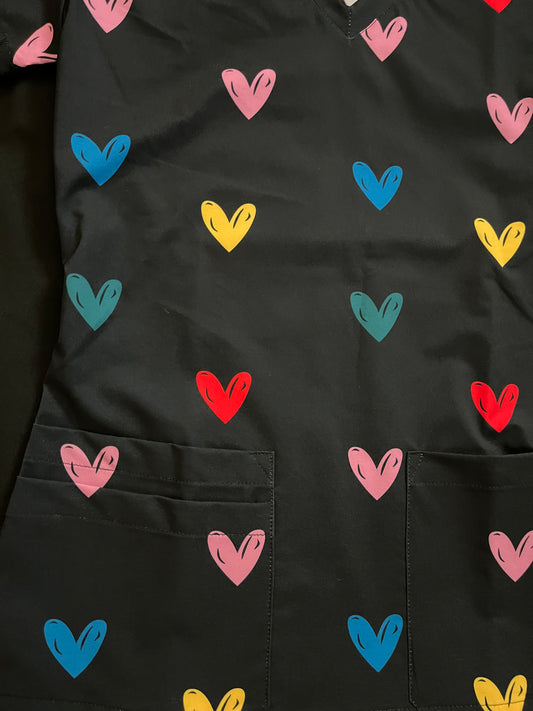Detalle tela sublimada corazones colores negro - top clínico mujer Nicosé